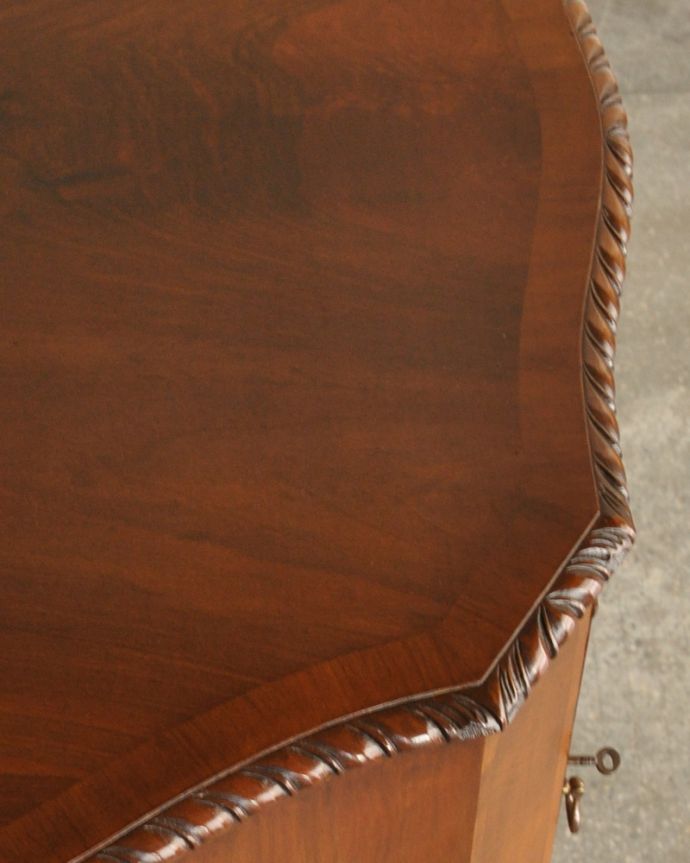 アンティークのキャビネット　アンティーク家具　半月型をしたオシャレなカップボード、英国入荷のアンティーク家具。天板の縁取りも美しく仕上がっています。(q-894-f)