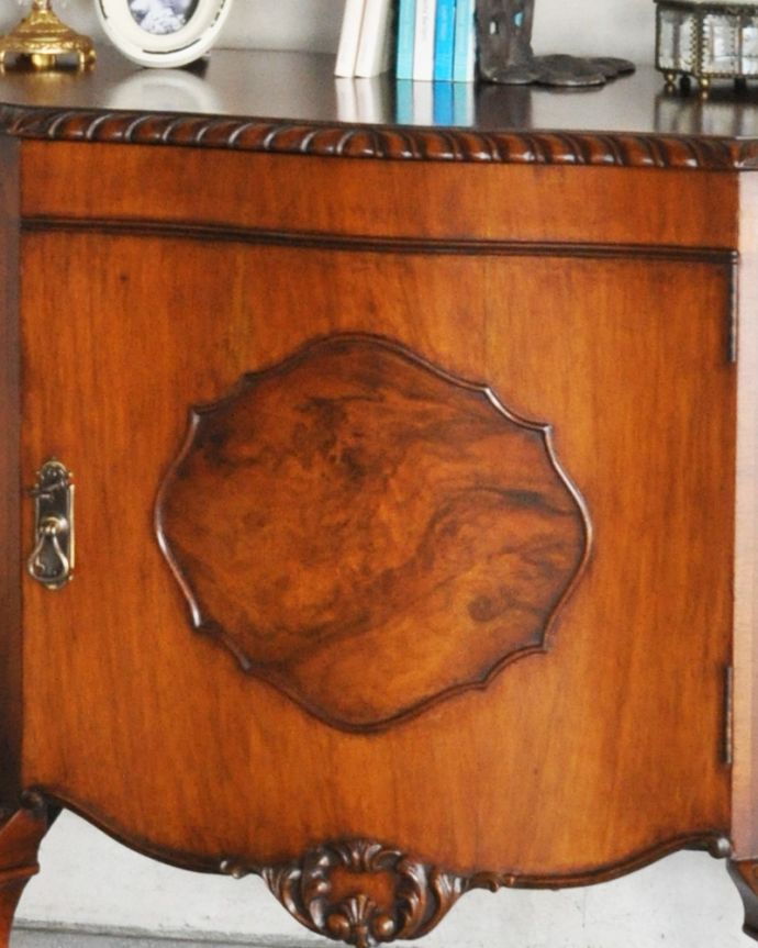 アンティークのキャビネット　アンティーク家具　半月型をしたオシャレなカップボード、英国入荷のアンティーク家具。風格と品があるので、リビングはもちろん、和室や書斎、客間にも最適。(q-894-f)