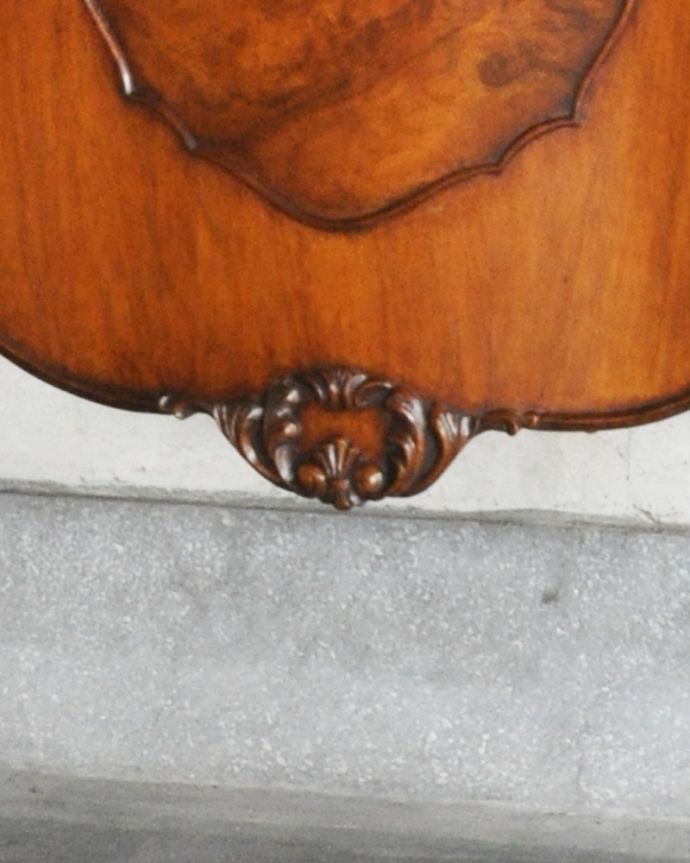 アンティークのキャビネット　アンティーク家具　半月型をしたオシャレなカップボード、英国入荷のアンティーク家具。隅々までたっぷりと装飾が施され、華やかでリッチな印象です。(q-894-f)