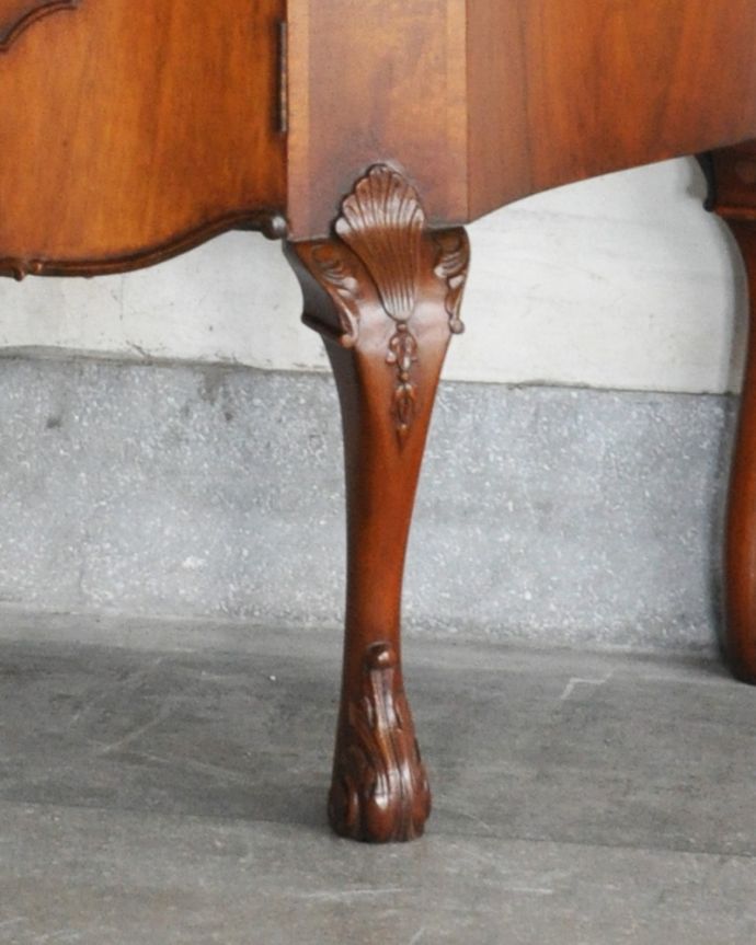 アンティークのキャビネット　アンティーク家具　半月型をしたオシャレなカップボード、英国入荷のアンティーク家具。しっかりとした安定感があります。(q-894-f)