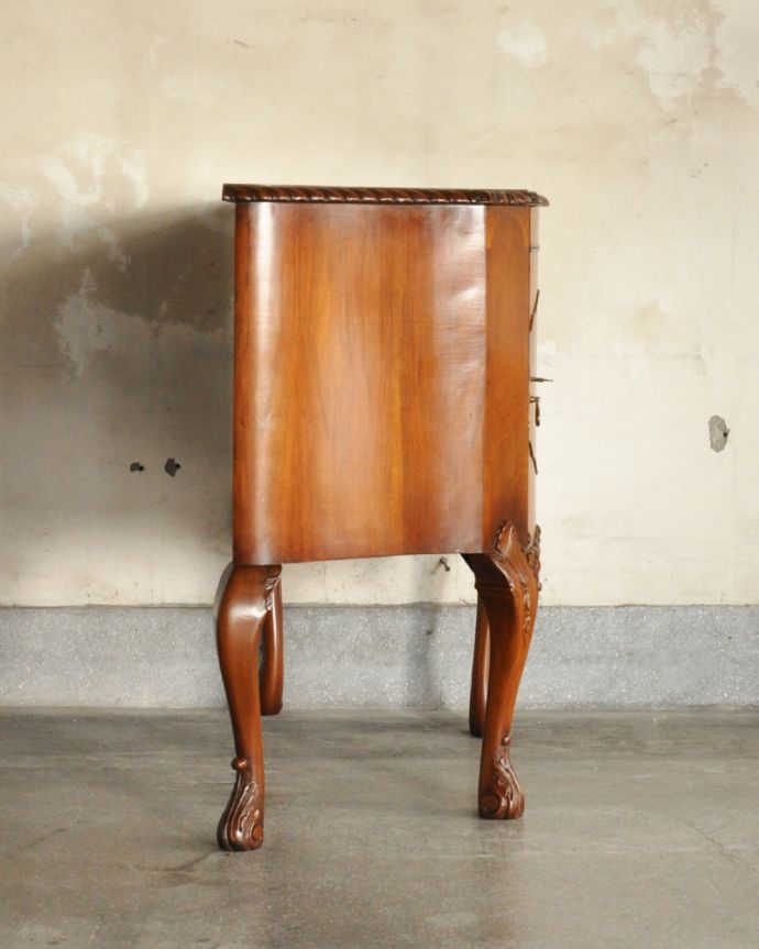 アンティークのキャビネット　アンティーク家具　半月型をしたオシャレなカップボード、英国入荷のアンティーク家具。丈夫に作られているので、安心してお使いいただけます。(q-894-f)