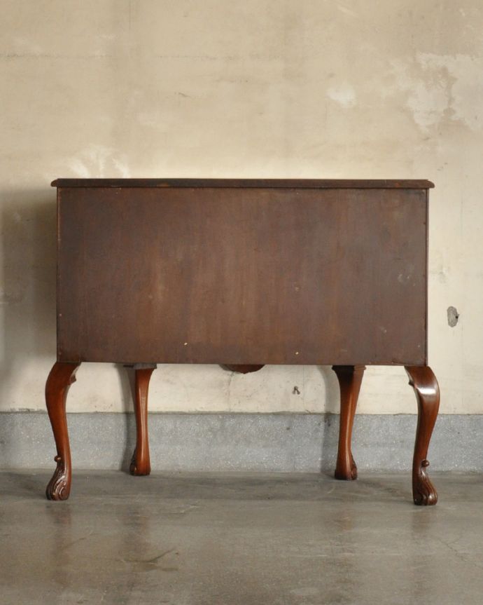 アンティークのキャビネット　アンティーク家具　半月型をしたオシャレなカップボード、英国入荷のアンティーク家具。アンティークは新品ではないので、もちろん経年変化によるキズはありますが、専門の職人が目立たないようキレイにお直しをしているので、後姿までキレイです。(q-894-f)