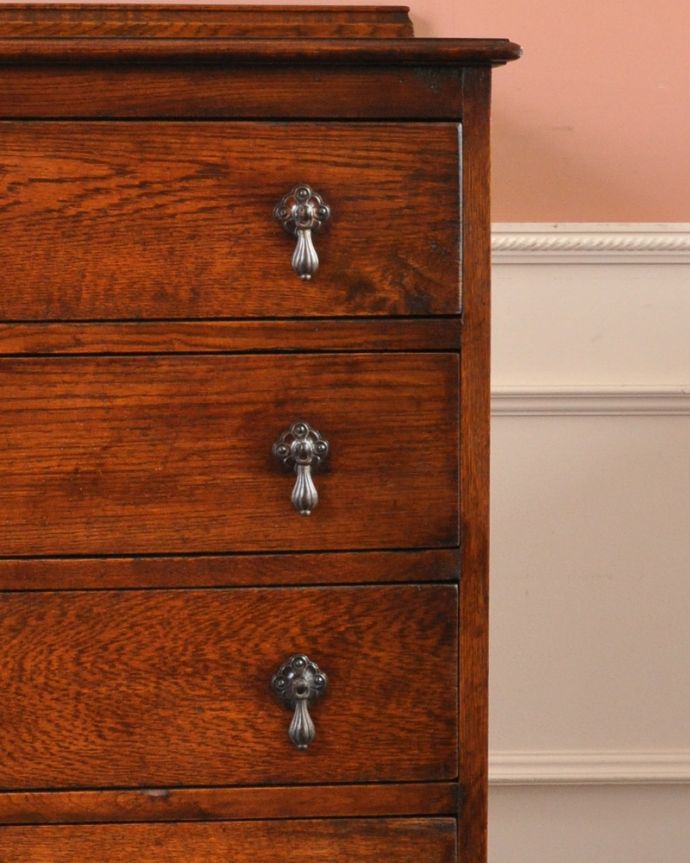 アンティークのチェスト　アンティーク家具　英国スタイルのインテリアに、オーク材のアンティーク４段チェスト。デザインの美しさが自慢のチェスト。(q-896-f)