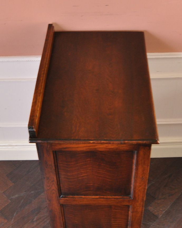 アンティークのチェスト　アンティーク家具　英国スタイルのインテリアに、オーク材のアンティーク４段チェスト。天板もキレイに仕上がっています。(q-896-f)