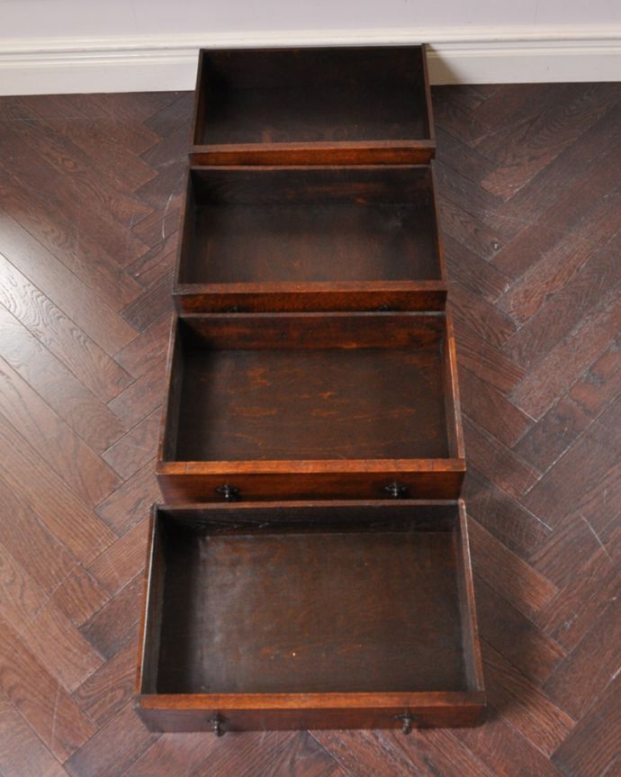 アンティークのチェスト　アンティーク家具　英国スタイルのインテリアに、オーク材のアンティーク４段チェスト。引き出しは手前が１段目です。(q-896-f)