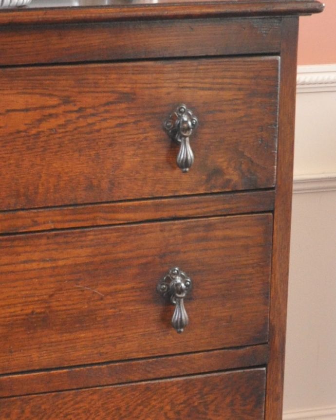 アンティークのチェスト　アンティーク家具　英国スタイルのインテリアに、オーク材のアンティーク４段チェスト。シンプルで上品な取っ手です。(q-896-f)