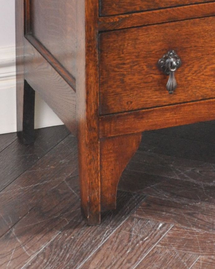 アンティークのチェスト　アンティーク家具　英国スタイルのインテリアに、オーク材のアンティーク４段チェスト。安定感があります。(q-896-f)