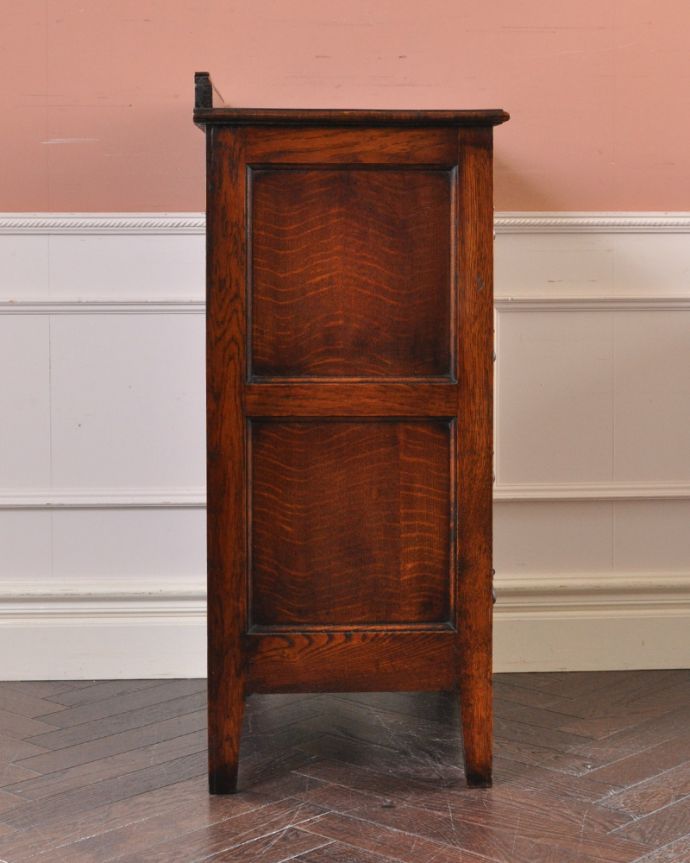 アンティークのチェスト　アンティーク家具　英国スタイルのインテリアに、オーク材のアンティーク４段チェスト。横から見てもステキです。(q-896-f)