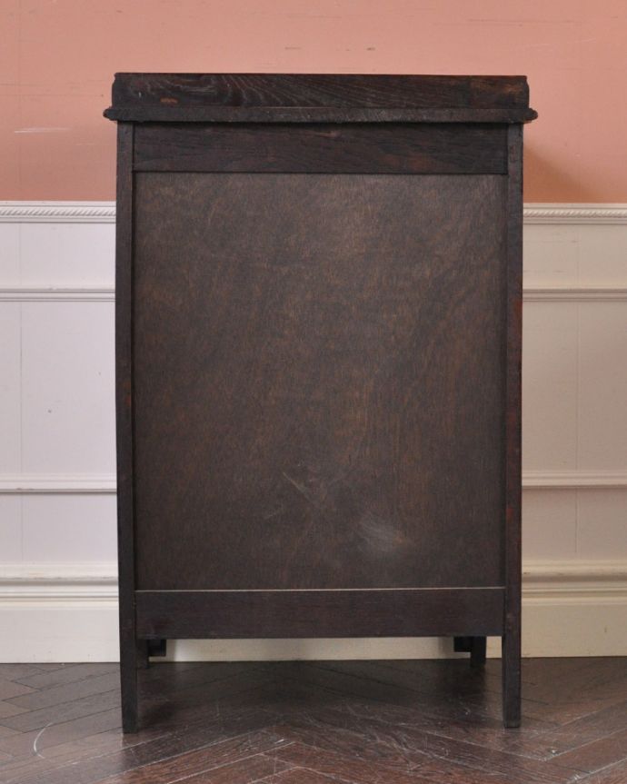 アンティークのチェスト　アンティーク家具　英国スタイルのインテリアに、オーク材のアンティーク４段チェスト。アンティークは新品ではないので、もちろん経年変化によるキズはありますが、専門の職人が目立たないようキレイにお直しをしているので、後姿までキレイです。(q-896-f)