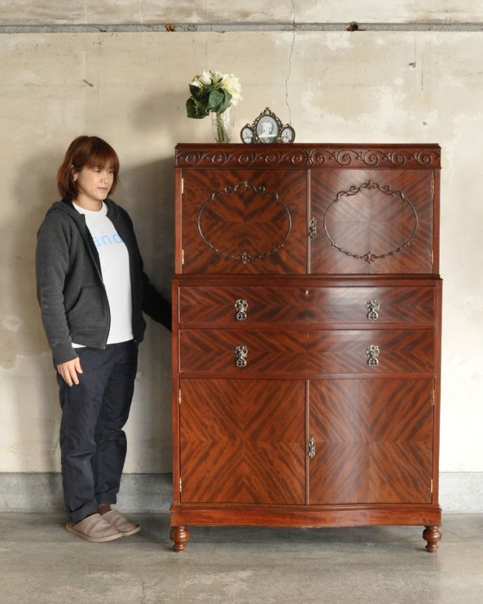 アンティークのチェスト　アンティーク家具　ダイニングで使いたいカップボードチェスト、アンティークのイギリス家具。中が見えないので、生活感が出てしまう細々した物をたっぷり収納するのにピッタリです！（モデルの身長は157cmです） 。(q-898-f)