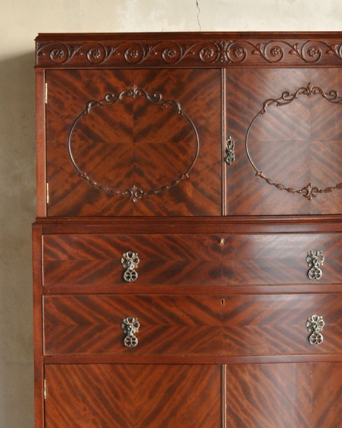 アンティークのチェスト　アンティーク家具　ダイニングで使いたいカップボードチェスト、アンティークのイギリス家具。落ち着きがあって高級な印象を与えてくれます。(q-898-f)