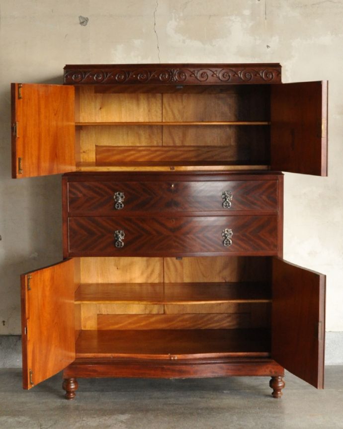 アンティークのチェスト　アンティーク家具　ダイニングで使いたいカップボードチェスト、アンティークのイギリス家具。広々とした収納スペースなので、たくさんお片付けできます。(q-898-f)