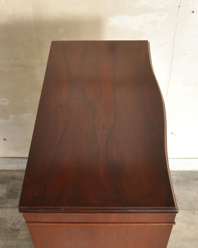 アンティークのチェスト　アンティーク家具　ダイニングで使いたいカップボードチェスト、アンティークのイギリス家具。天板もピカピカにお直ししました。(q-898-f)