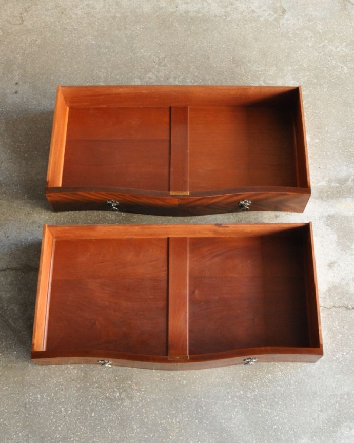 アンティークのチェスト　アンティーク家具　ダイニングで使いたいカップボードチェスト、アンティークのイギリス家具。引き出しは手前が１段目です。(q-898-f)