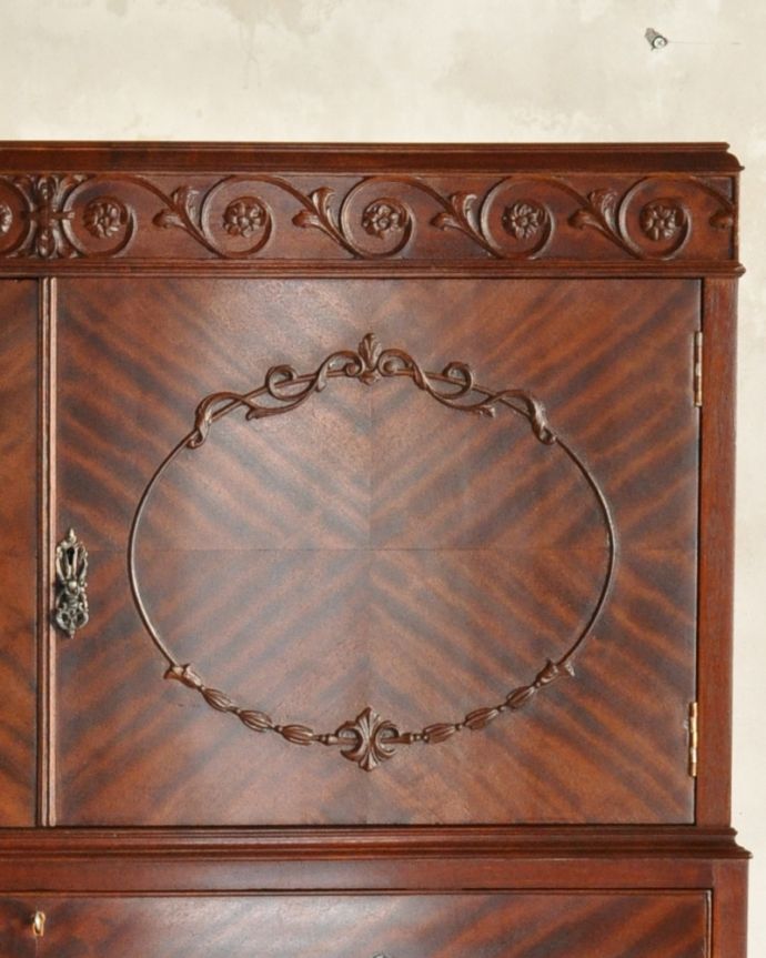 アンティークのチェスト　アンティーク家具　ダイニングで使いたいカップボードチェスト、アンティークのイギリス家具。繊細な彫りがポイントに入っています。(q-898-f)
