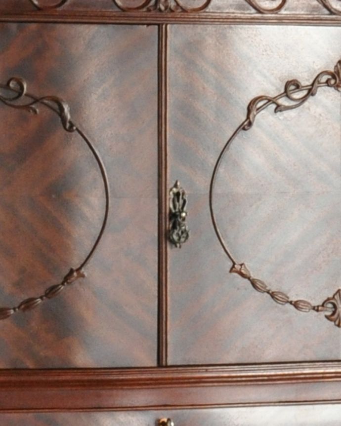 アンティークのチェスト　アンティーク家具　ダイニングで使いたいカップボードチェスト、アンティークのイギリス家具。アンティークならではの美しいデザイン！握る度にウキウキしてしまいます。(q-898-f)