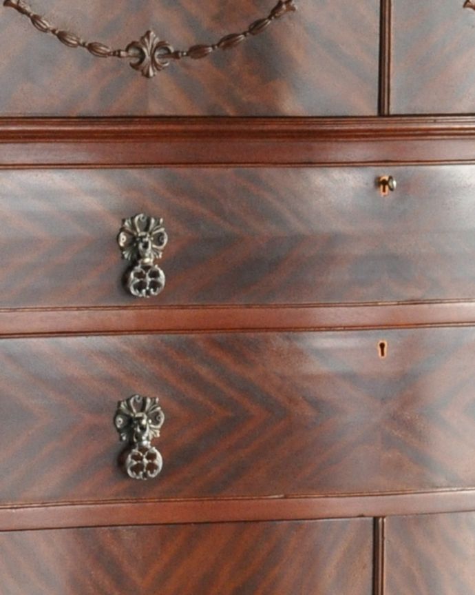アンティークのチェスト　アンティーク家具　ダイニングで使いたいカップボードチェスト、アンティークのイギリス家具。ジュエリーのような取っ手。(q-898-f)