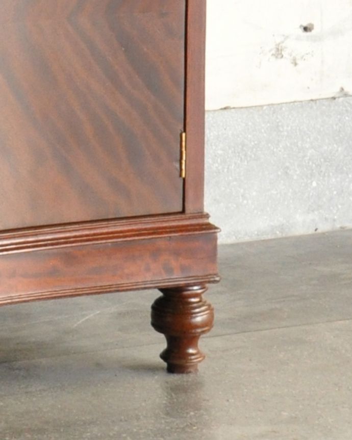 アンティークのチェスト　アンティーク家具　ダイニングで使いたいカップボードチェスト、アンティークのイギリス家具。安定感のある脚がしっかり支えます。(q-898-f)