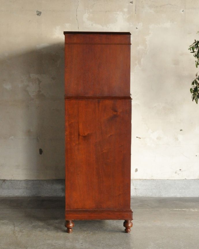 アンティークのチェスト　アンティーク家具　ダイニングで使いたいカップボードチェスト、アンティークのイギリス家具。サイドから見てもキレイです。(q-898-f)