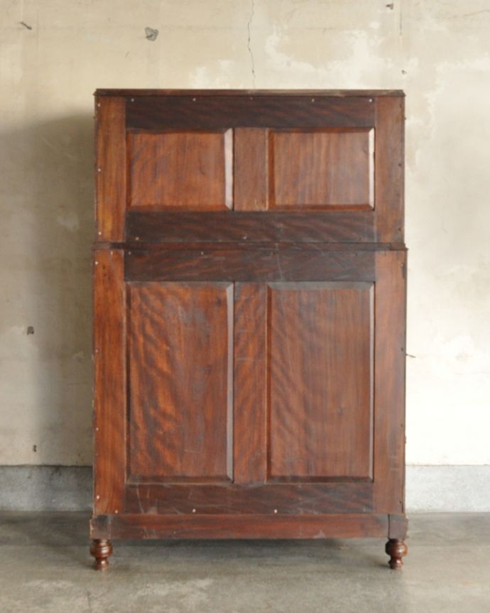 アンティークのチェスト　アンティーク家具　ダイニングで使いたいカップボードチェスト、アンティークのイギリス家具。アンティークは新品ではないので、もちろん経年変化によるキズはありますが、専門の職人が目立たないようキレイにお直しをしているので、後姿までキレイです。(q-898-f)