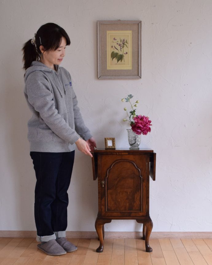 アンティークのキャビネット　アンティーク家具　小さいペディスタルカップボード、イギリスのアンティーク家具。サイドテーブルにも最適！使いたいときに使いたいところに持ってこられる気軽さが魅力です。(q-900-f)