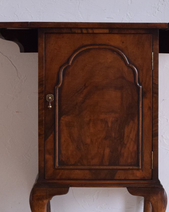 アンティークのキャビネット　アンティーク家具　小さいペディスタルカップボード、イギリスのアンティーク家具。大人っぽいカラーで落ち着きがあります。(q-900-f)