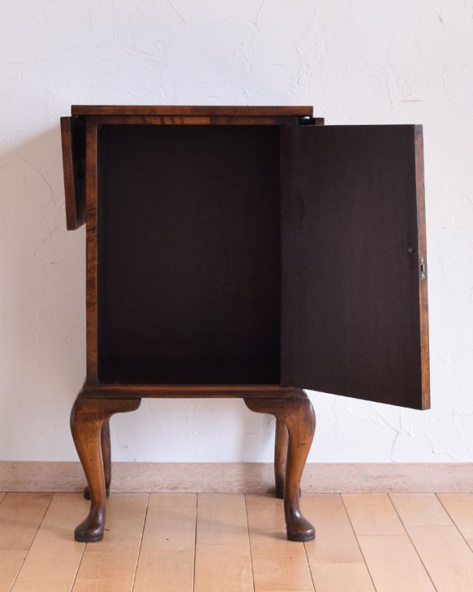 アンティークのキャビネット　アンティーク家具　小さいペディスタルカップボード、イギリスのアンティーク家具。文庫本や漫画、リモコンなど近くに置いておきたいものを収納しておけばとっても便利ですよ。(q-900-f)