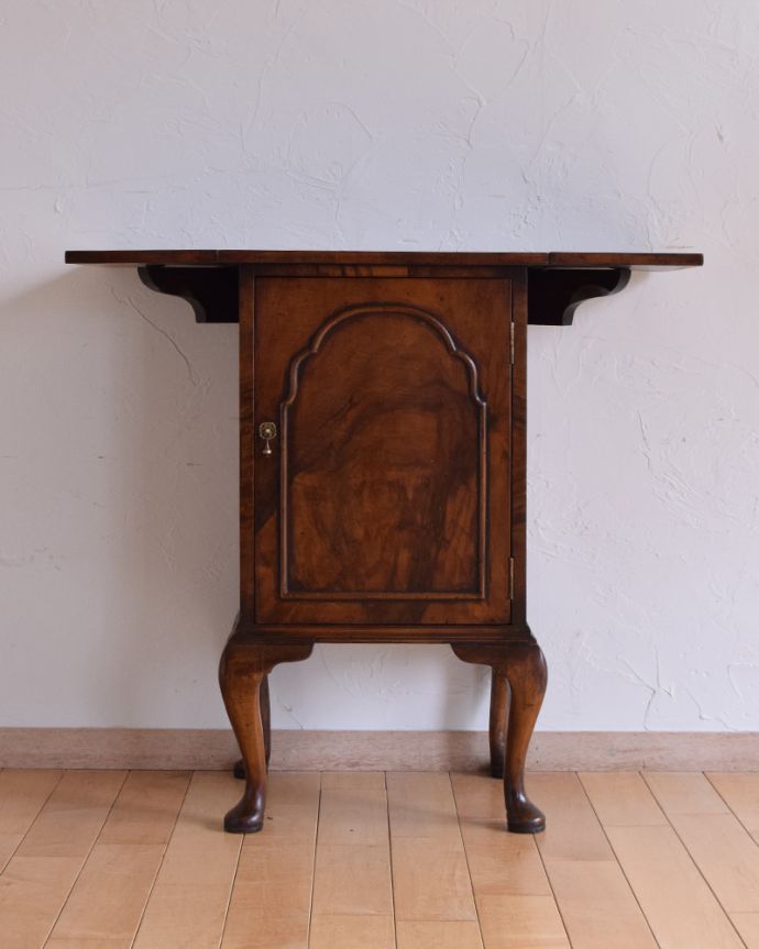 アンティークのキャビネット　アンティーク家具　小さいペディスタルカップボード、イギリスのアンティーク家具。天板を広げると、ゆったりと使えるキャビネットに。(q-900-f)