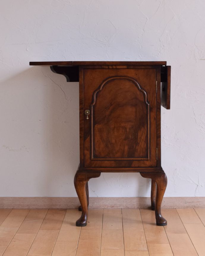 アンティークのキャビネット　アンティーク家具　小さいペディスタルカップボード、イギリスのアンティーク家具。片開きにして、ちょこっと日記をつけたりもできます。(q-900-f)