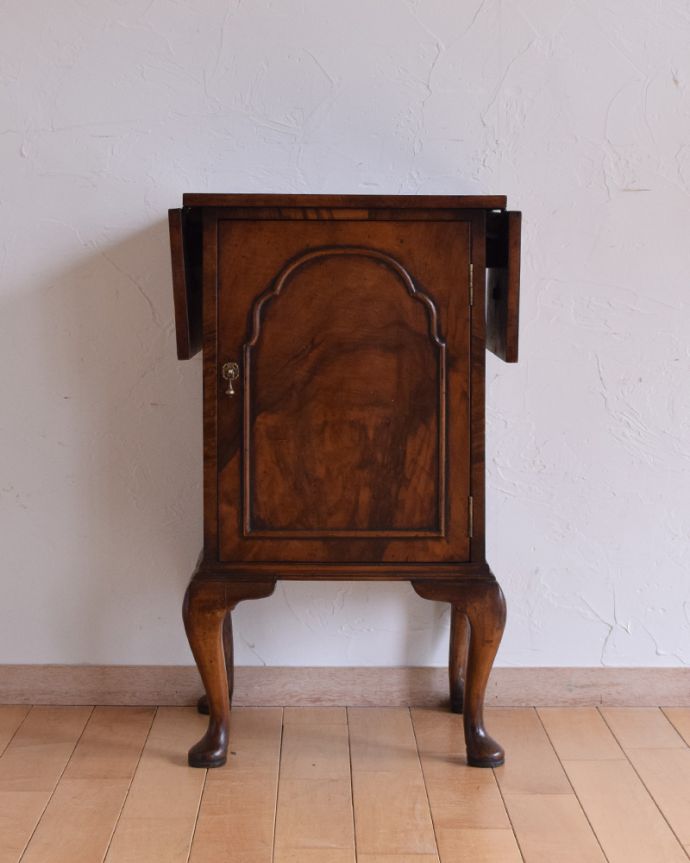 アンティークのキャビネット　アンティーク家具　小さいペディスタルカップボード、イギリスのアンティーク家具。持ち運びも簡単なので、必要な場所で気軽に使えます。(q-900-f)