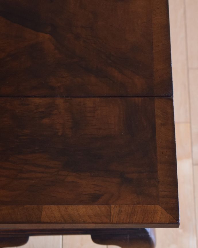 アンティークのキャビネット　アンティーク家具　小さいペディスタルカップボード、イギリスのアンティーク家具。アンティークは新品ではないので、もちろん経年変化によるキズはありますが、専門の職人が目立たないようキレイにお直しをしているので、どこから見てもキレイです。(q-900-f)