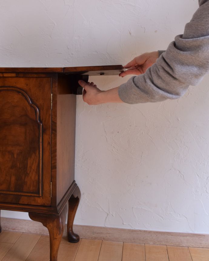 アンティークのキャビネット　アンティーク家具　小さいペディスタルカップボード、イギリスのアンティーク家具。バーを引っ張り出すだけなので、組み立ても簡単！女性の力で大丈夫です。(q-900-f)