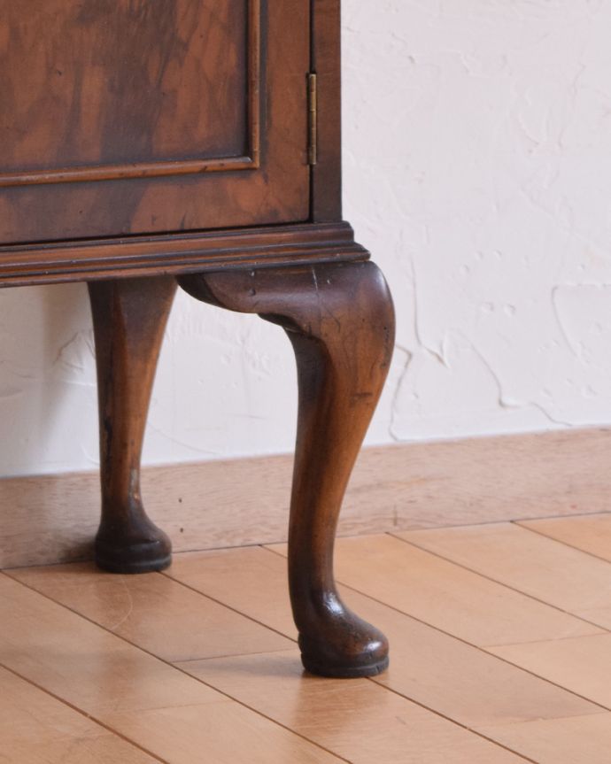 アンティークのキャビネット　アンティーク家具　小さいペディスタルカップボード、イギリスのアンティーク家具。きちんとメンテナンスしているので安定感があります。(q-900-f)