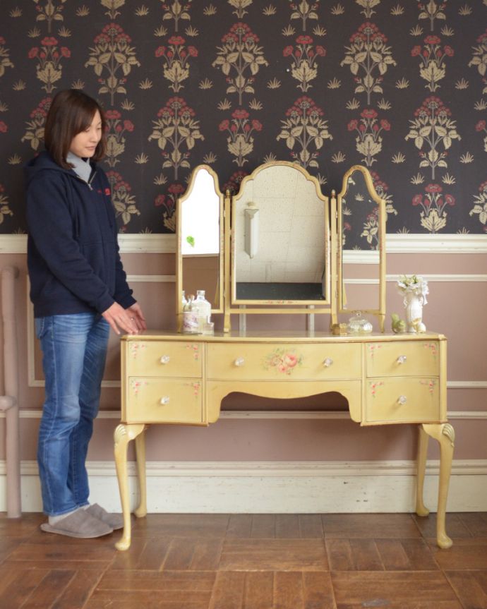 アンティークのドレッサー　アンティーク家具　ブーケを描いたドレッシングテーブル（鏡台）、アンティークのフレンチインテリア。華があって、ドールハウスにあるような可愛いデザイン。(q-902-f)