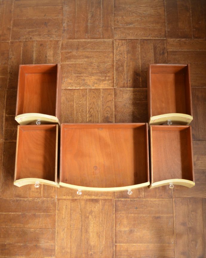 アンティークのドレッサー　アンティーク家具　ブーケを描いたドレッシングテーブル（鏡台）、アンティークのフレンチインテリア。引き出しは全部で５杯です。(q-902-f)