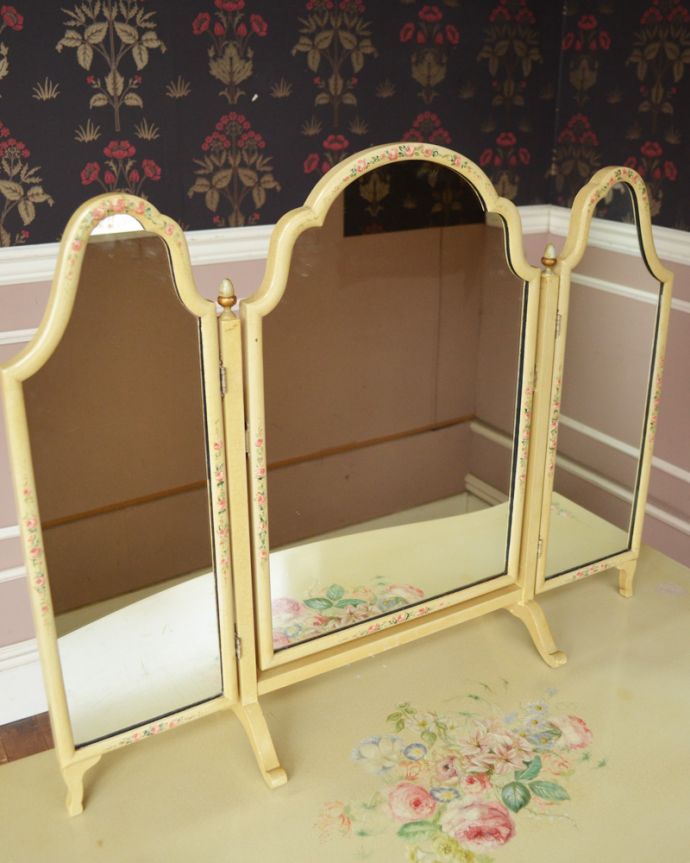 アンティークのドレッサー　アンティーク家具　ブーケを描いたドレッシングテーブル（鏡台）、アンティークのフレンチインテリア。ミラーは三面鏡になっていて、閉じることができるんです。(q-902-f)