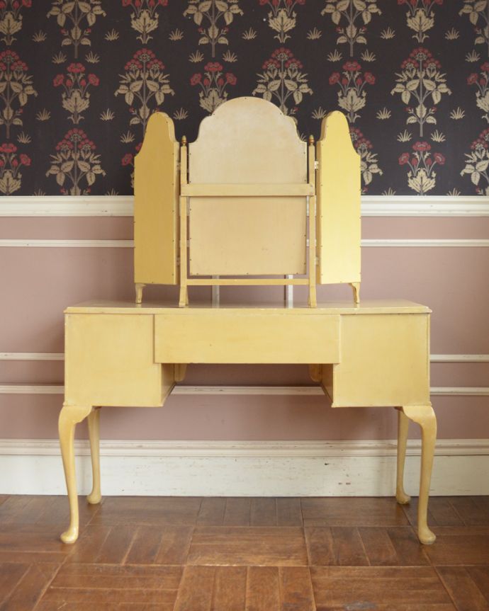 アンティークのドレッサー　アンティーク家具　ブーケを描いたドレッシングテーブル（鏡台）、アンティークのフレンチインテリア。アンティークは新品ではないので、もちろん経年変化によるキズはありますが、専門の職人が目立たないようキレイにお直しをしているので、後姿までキレイです。(q-902-f)