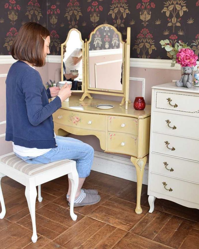 アンティークのドレッサー　アンティーク家具　ブーケを描いたドレッシングテーブル（鏡台）、アンティークのフレンチインテリア。ここに座るだけでお姫様気分憧れていたスウィートルームのような空間への第一歩にいかが？お部屋に入れた瞬間からフランスの香りが漂います。(q-902-f)