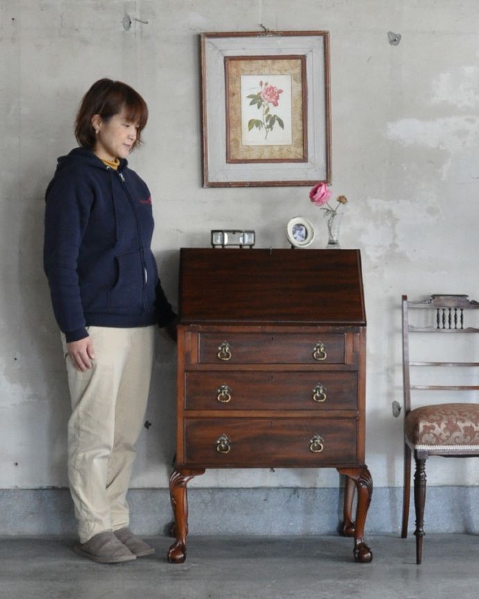 ビューロー　アンティーク家具　英国輸入のオシャレなアンティーク家具のライティングビューロー。英国らしい重厚感あるアンティークビューローです。(q-903-f)