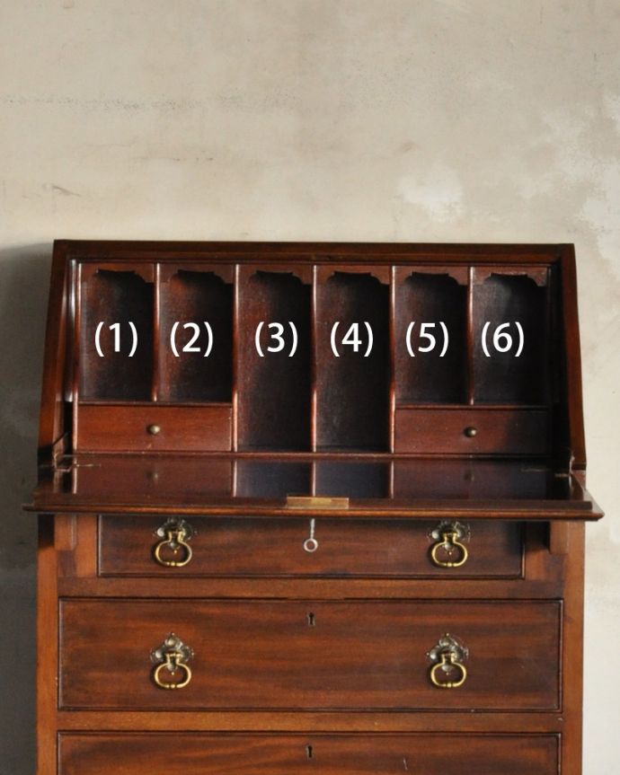 ビューロー　アンティーク家具　英国輸入のオシャレなアンティーク家具のライティングビューロー。この通り天板は広々しているので、パソコンデスクとしても活躍してくれます。(q-903-f)