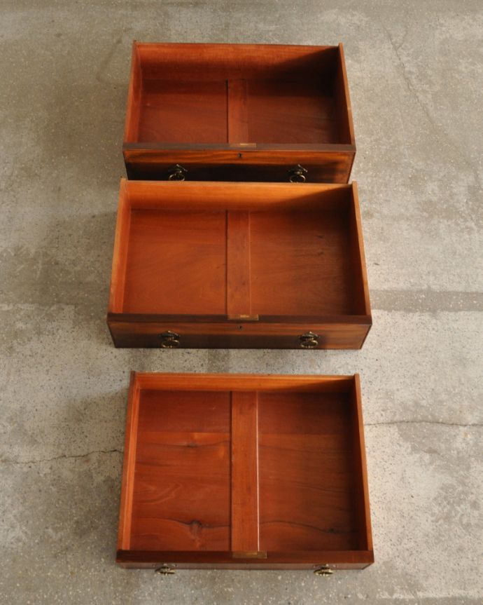 ビューロー　アンティーク家具　英国輸入のオシャレなアンティーク家具のライティングビューロー。広々とした引き出しがあります。(q-903-f)