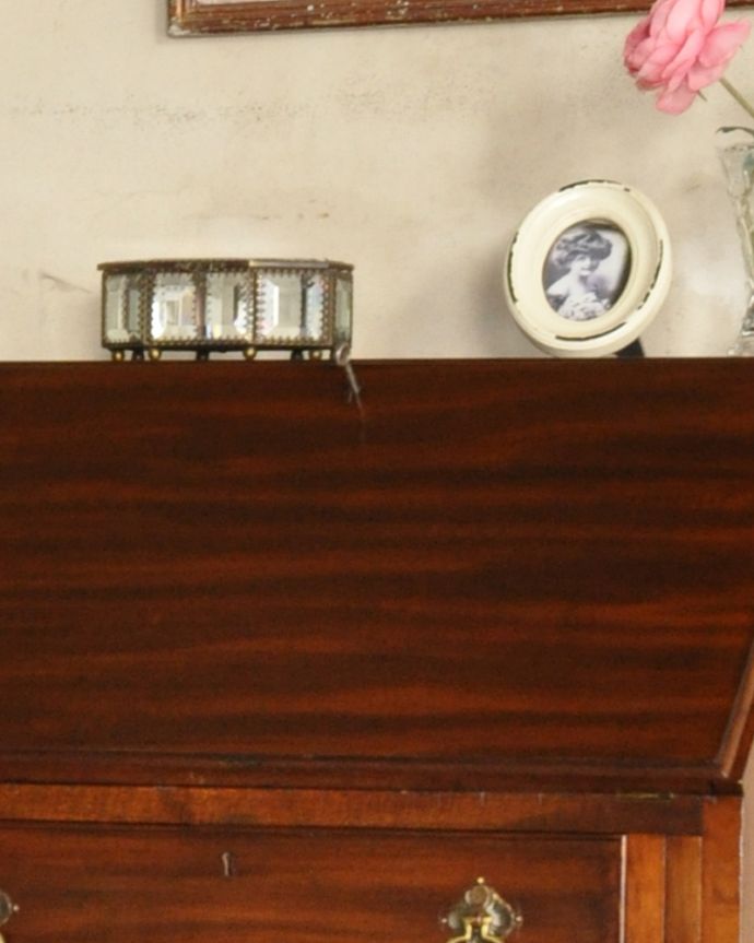 ビューロー　アンティーク家具　英国輸入のオシャレなアンティーク家具のライティングビューロー。ビューローの取っ手は鍵です。(q-903-f)