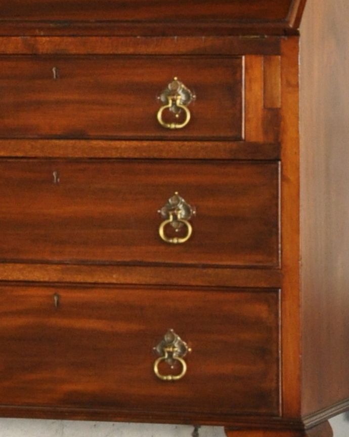 ビューロー　アンティーク家具　英国輸入のオシャレなアンティーク家具のライティングビューロー。引き出しの取っ手です。(q-903-f)