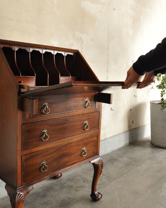 ビューロー　アンティーク家具　英国輸入のオシャレなアンティーク家具のライティングビューロー。ビューローは支えでしっかり固定されるので、安心してお使いいただけます。(q-903-f)