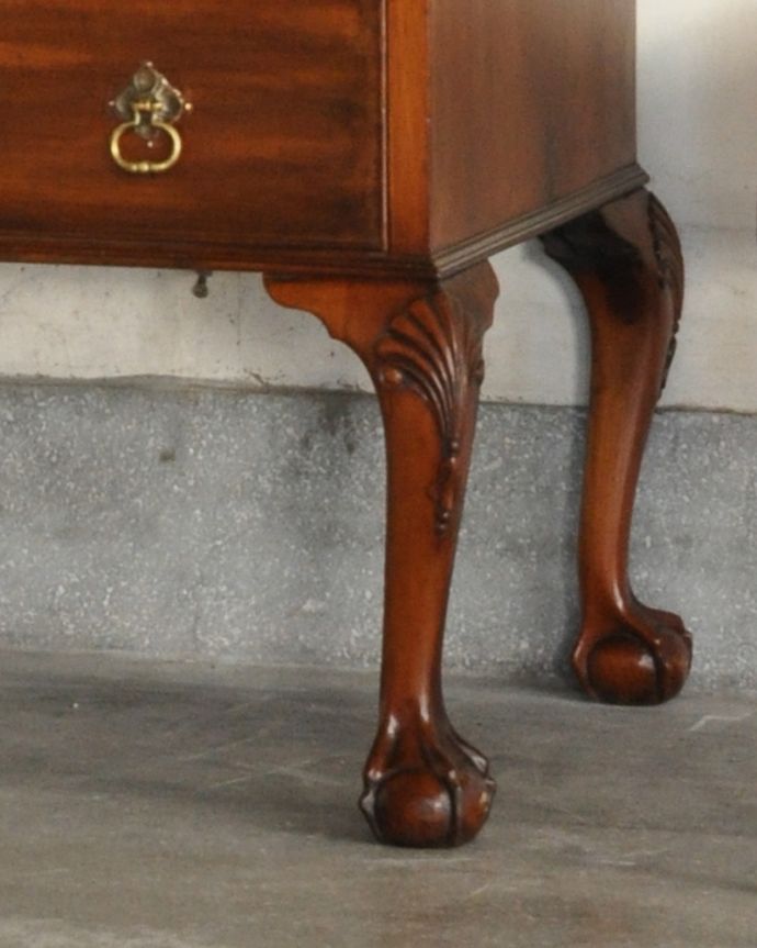 ビューロー　アンティーク家具　英国輸入のオシャレなアンティーク家具のライティングビューロー。安定感のある脚がしっかり支えます。(q-903-f)