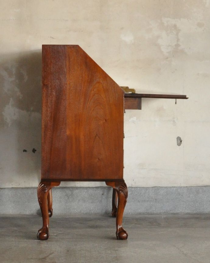 ビューロー　アンティーク家具　英国輸入のオシャレなアンティーク家具のライティングビューロー。ビューローを閉じると、スッキリとしたキャビネットに。(q-903-f)