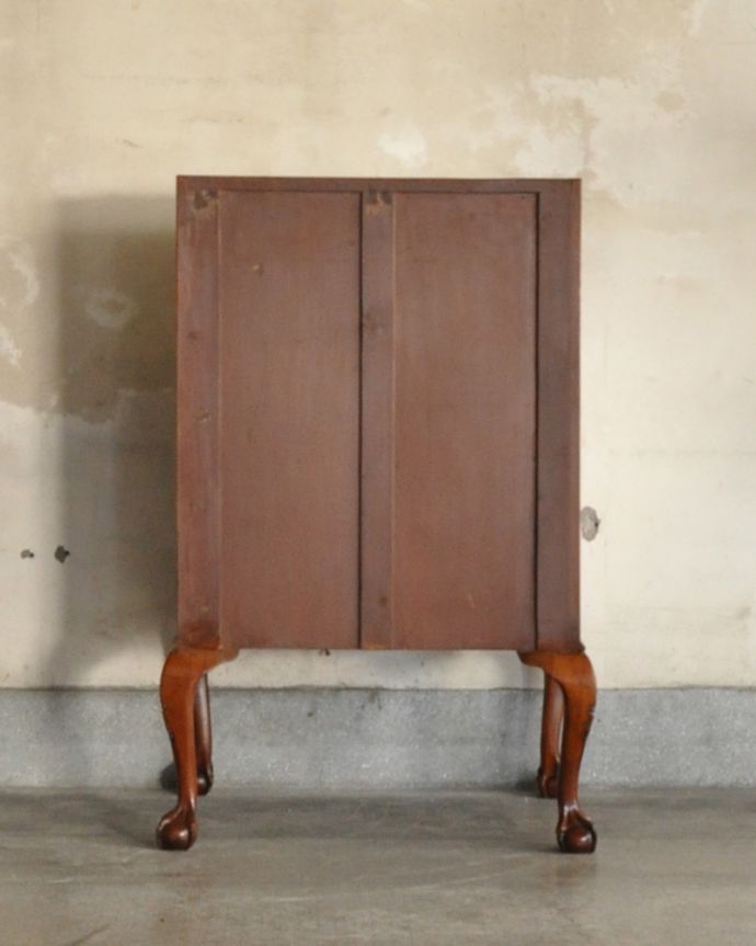 ビューロー　アンティーク家具　英国輸入のオシャレなアンティーク家具のライティングビューロー。アンティークは新品ではないので、もちろん経年変化によるキズはありますが、専門の職人が目立たないようキレイにお直しをしているので、後姿までキレイです。(q-903-f)