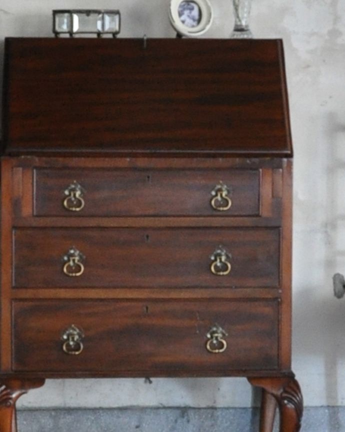 ビューロー　アンティーク家具　英国輸入のオシャレなアンティーク家具のライティングビューロー。マホガニー材の美しい木目は贅沢な気分をお部屋で味わえますよ。(q-903-f)