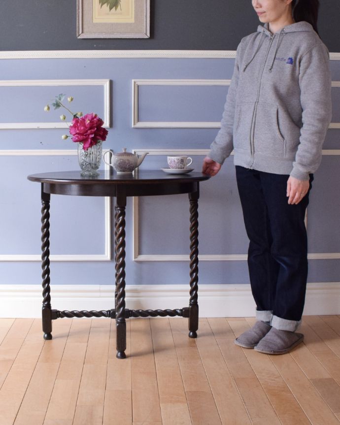 アンティークのテーブル　アンティーク家具　英国のアンティーク家具、ツイストの脚が美しい丸い天板のオケージョナルテーブル。パソコンやお茶をするテーブルにピッタリ！お部屋の片隅に置いてあるだけでオシャレな空気になります。(q-904-f)