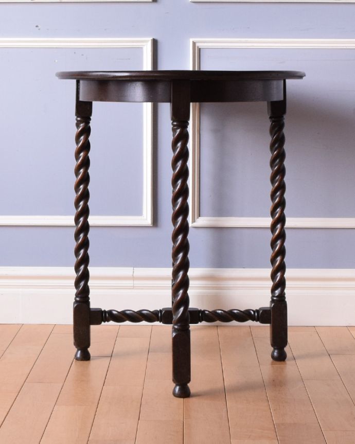 アンティークのテーブル　アンティーク家具　英国のアンティーク家具、ツイストの脚が美しい丸い天板のオケージョナルテーブル。横から見ると奥行きがスッキリしているのが分かります。(q-904-f)